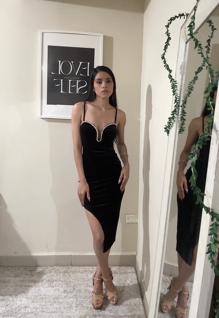 Vestido Midi de Terciopelo con Detalles - Negro